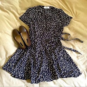 Carly Jean Los Angeles | Wrap Dress | Navy Dainty Floral |Size M